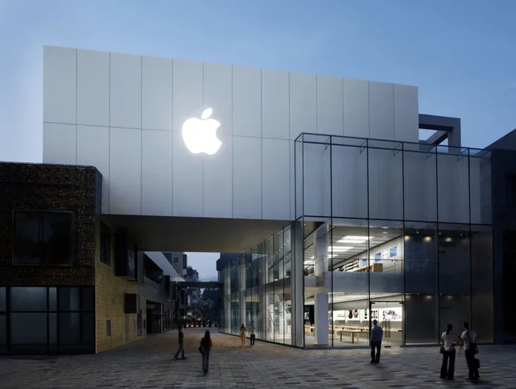 Apple kiểm tra thân nhiệt khách hàng khi vào mua iPhone - Ảnh 1. Apple kiểm tra thân nhiệt khách hàng khi vào mua iPhone - Ảnh 1.