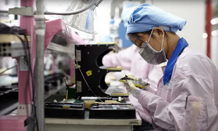Apple kiểm tra thân nhiệt khách hàng khi vào mua iPhone - Ảnh 2. Apple kiểm tra thân nhiệt khách hàng khi vào mua iPhone - Ảnh 2.