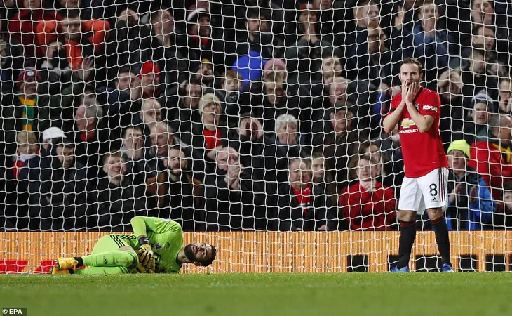 Manchester United 0-0 Wolverhampton: Bruno Fernandes nhạt nhòa trong ngày ra mắt - Ảnh 1.