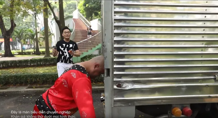 Tập 4 Kèo này ai thắng: Lộ diện dị nhân dùng đầu đẩy xe tải 5 tấn đi băng băng trên đường - Ảnh 1. Tập 4 Kèo này ai thắng: Lộ diện dị nhân dùng đầu đẩy xe tải 5 tấn đi băng băng trên đường - Ảnh 1.