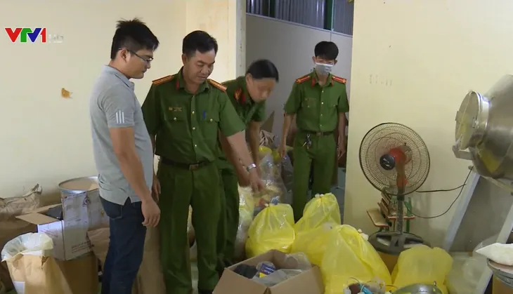 Bắt quả tang cơ sở sản xuất 4,5 tấn thuốc thủy sản giả - Ảnh 1. Bắt quả tang cơ sở sản xuất 4,5 tấn thuốc thủy sản giả - Ảnh 1.