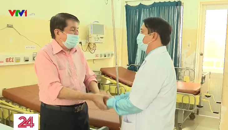 Tình cảm đặc biệt của y bác sĩ dành cho bệnh nhân lớn tuổi nhiễm COVID-19 - Ảnh 1. Tình cảm đặc biệt của y bác sĩ dành cho bệnh nhân lớn tuổi nhiễm COVID-19 - Ảnh 1.