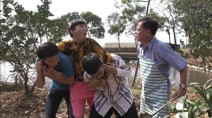 Phim Ba chàng ngốc: Biếu bố vợ rượu rởm, bị đuổi đánh bán sống bán chết - Ảnh 8.