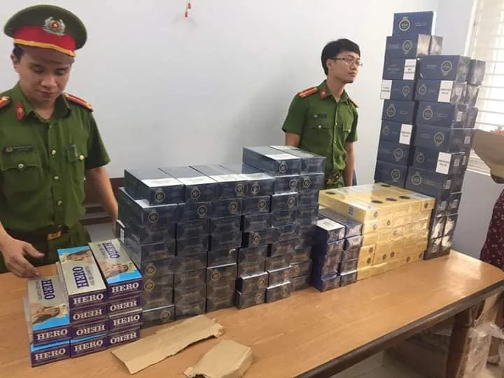 Tạm giữ 1.400 bao thuốc lá lậu trên xe khách - Ảnh 1. Tạm giữ 1.400 bao thuốc lá lậu trên xe khách - Ảnh 1.