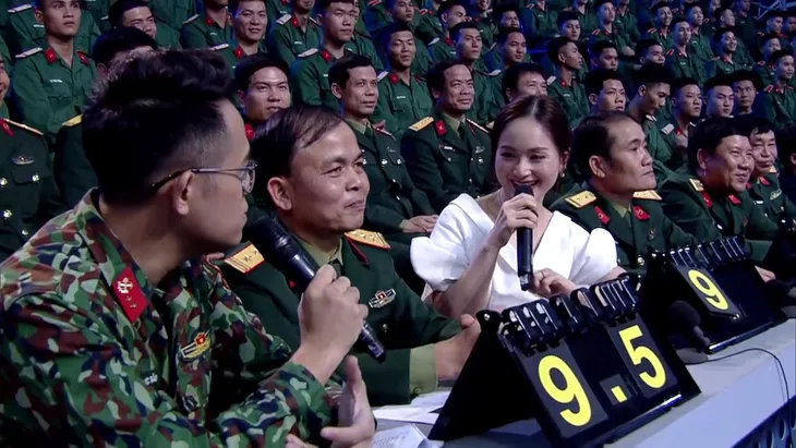 Chiến sĩ 2020: Lan Phương phát cuồng vì cơ bắp của chiến sĩ - Ảnh 1. Chiến sĩ 2020: Lan Phương phát cuồng vì cơ bắp của chiến sĩ - Ảnh 1.