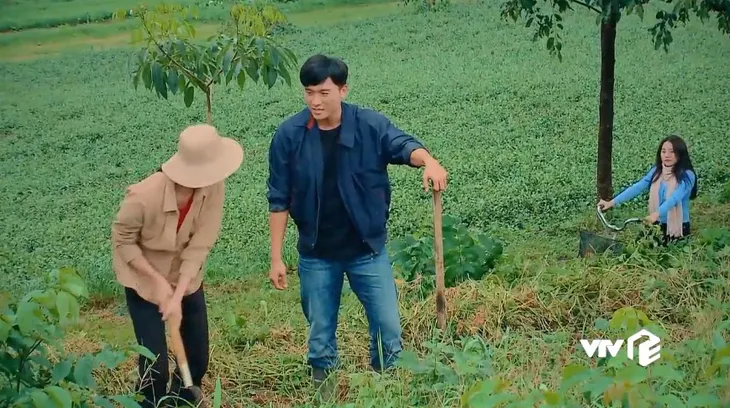 Nước mắt loài cỏ dại - Tập 27: Khang ôm chặt Dạ Thảo trước mặt khiến Hường tẽn tò - Ảnh 1. Nước mắt loài cỏ dại - Tập 27: Khang ôm chặt Dạ Thảo trước mặt khiến Hường tẽn tò - Ảnh 1.