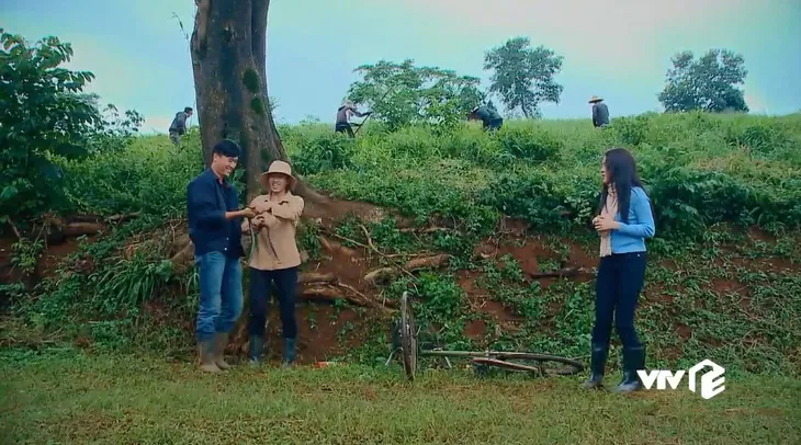 Nước mắt loài cỏ dại - Tập 27: Khang ôm chặt Dạ Thảo trước mặt khiến Hường tẽn tò - Ảnh 2. Nước mắt loài cỏ dại - Tập 27: Khang ôm chặt Dạ Thảo trước mặt khiến Hường tẽn tò - Ảnh 2.