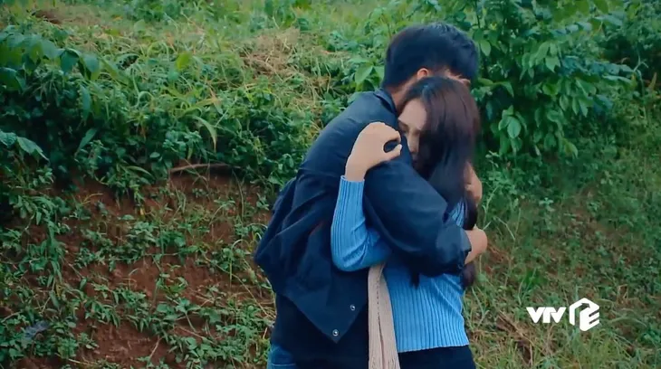 Nước mắt loài cỏ dại - Tập 27: Khang ôm chặt Dạ Thảo trước mặt khiến Hường tẽn tò - Ảnh 3. Nước mắt loài cỏ dại - Tập 27: Khang ôm chặt Dạ Thảo trước mặt khiến Hường tẽn tò - Ảnh 3.