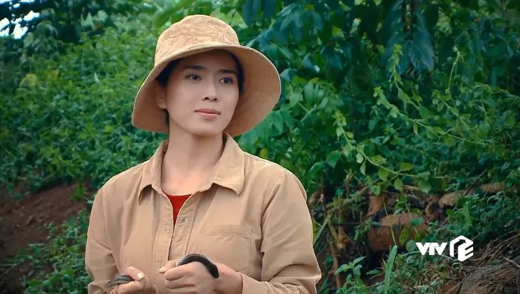 Nước mắt loài cỏ dại - Tập 27: Khang ôm chặt Dạ Thảo trước mặt khiến Hường tẽn tò - Ảnh 4. Nước mắt loài cỏ dại - Tập 27: Khang ôm chặt Dạ Thảo trước mặt khiến Hường tẽn tò - Ảnh 4.