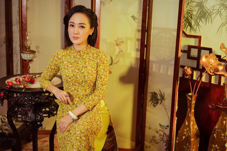 BTV Hoài Anh duyên dáng với áo dài truyền thống - Ảnh 7. BTV Hoài Anh duyên dáng với áo dài truyền thống - Ảnh 7.