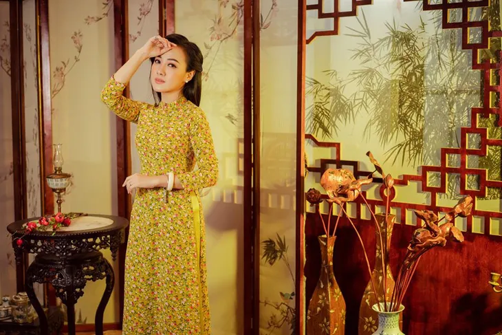 BTV Hoài Anh duyên dáng với áo dài truyền thống - Ảnh 5. BTV Hoài Anh duyên dáng với áo dài truyền thống - Ảnh 5.