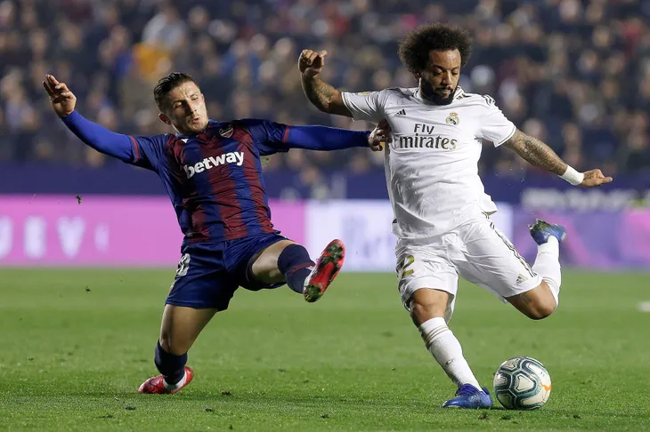 Levante 1-0 Real Madrid: Thất bại bất ngờ, mất ngôi đầu bảng - Ảnh 1. Levante 1-0 Real Madrid: Thất bại bất ngờ, mất ngôi đầu bảng - Ảnh 1.