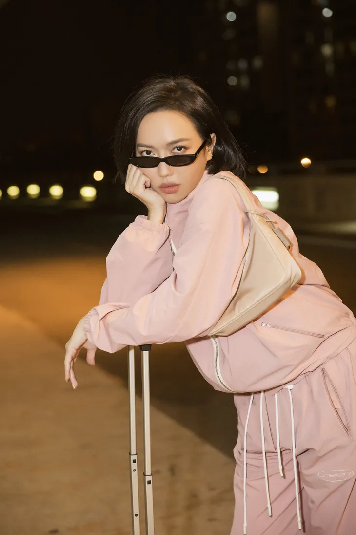 Diệu Nhi thời thượng tại sân bay, “đụng hàng” với Angelina Jolie, Kendall Jenner - Ảnh 2. Diệu Nhi thời thượng tại sân bay, “đụng hàng” với Angelina Jolie, Kendall Jenner - Ảnh 2.