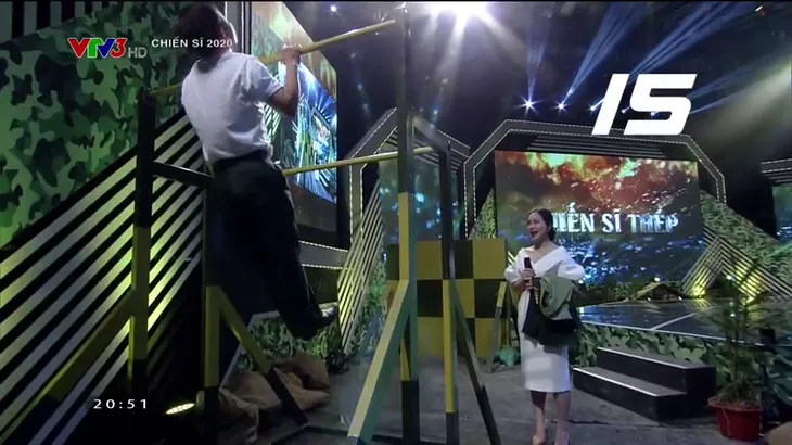 Lan Phương mặc đầm vẫn tự tin thi lên xà ở Chiến sĩ 2020 - Ảnh 1. Lan Phương mặc đầm vẫn tự tin thi lên xà ở Chiến sĩ 2020 - Ảnh 1.