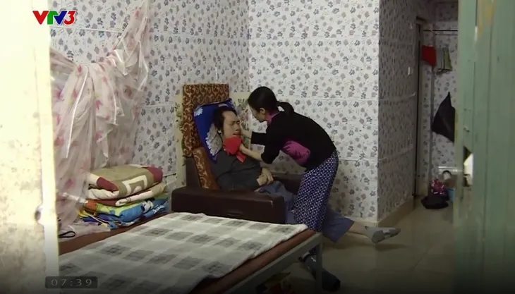 Xúc động câu chuyện người vợ 10 năm chăm chồng bại liệt - Ảnh 1. Xúc động câu chuyện người vợ 10 năm chăm chồng bại liệt - Ảnh 1.