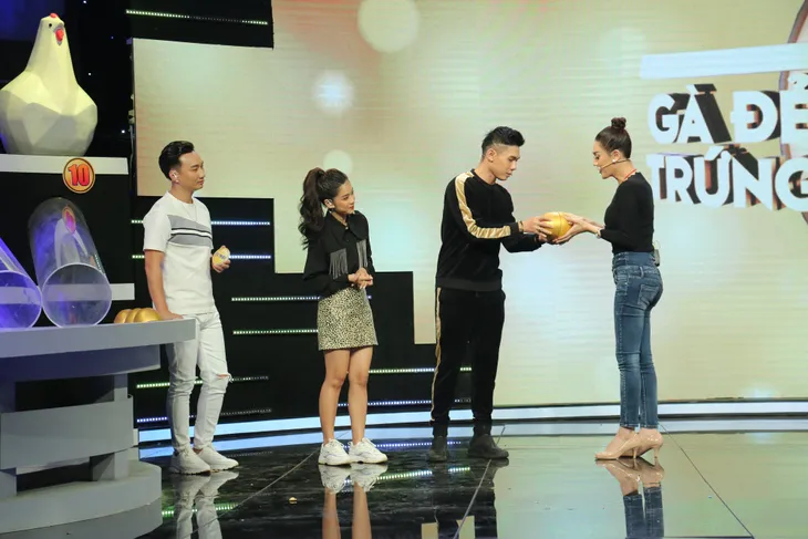 Gà đẻ trứng vàng -Tập 14: MC Thành Trung thừa nhận bị “lú lẫn” vì sắc đẹp của Lâm Khánh Chi - Ảnh 4. Gà đẻ trứng vàng -Tập 14: MC Thành Trung thừa nhận bị “lú lẫn” vì sắc đẹp của Lâm Khánh Chi - Ảnh 4.