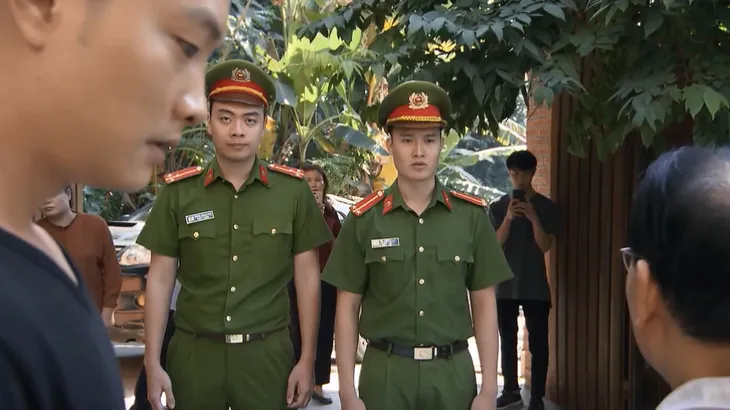 Cô gái nhà người ta - Tập 16: Cường bị công an đến nhà bắt khi Uyên tố cáo cưỡng hiếp - Ảnh 1. Cô gái nhà người ta - Tập 16: Cường bị công an đến nhà bắt khi Uyên tố cáo cưỡng hiếp - Ảnh 1.