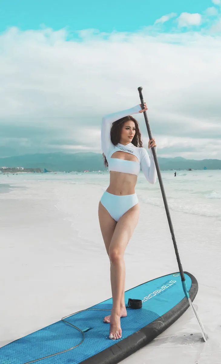 Hoa hậu Phương Khánh khoe múi bụng tại biển Boracay - Ảnh 2. Hoa hậu Phương Khánh khoe múi bụng tại biển Boracay - Ảnh 2.