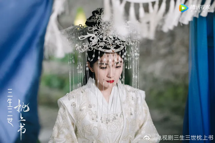 Fan gào thét vì tạo hình cô dâu của Địch Lệ Nhiệt Ba trong Chẩm thượng thư... quá nổi bật - Ảnh 4. Fan gào thét vì tạo hình cô dâu của Địch Lệ Nhiệt Ba trong Chẩm thượng thư... quá nổi bật - Ảnh 4.
