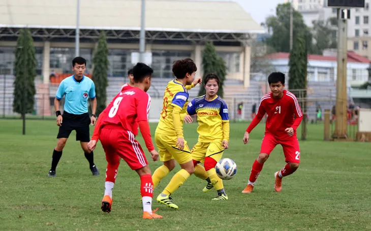 ĐT nữ Việt Nam hoà 0-0 U15 nam CLB Hà Nội trong trận đấu tập - Ảnh 1. ĐT nữ Việt Nam hoà 0-0 U15 nam CLB Hà Nội trong trận đấu tập - Ảnh 1.