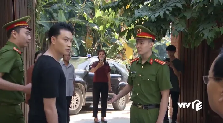 Cô gái nhà người ta - Tập 16: Ông Tài giở trò bẩn ép Uyên rút đơn tố cáo hãm hiếp - Ảnh 1. Cô gái nhà người ta - Tập 16: Ông Tài giở trò bẩn ép Uyên rút đơn tố cáo hãm hiếp - Ảnh 1.