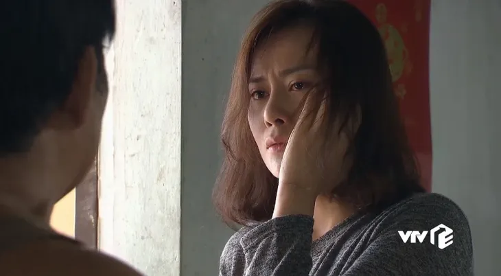 Cô gái nhà người ta - Tập 16: Ông Tài giở trò bẩn ép Uyên rút đơn tố cáo hãm hiếp - Ảnh 2. Cô gái nhà người ta - Tập 16: Ông Tài giở trò bẩn ép Uyên rút đơn tố cáo hãm hiếp - Ảnh 2.