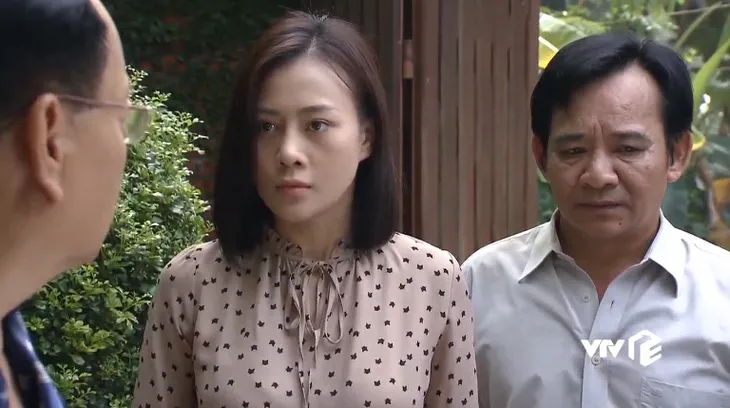 Cô gái nhà người ta - Tập 16: Ông Tài giở trò bẩn ép Uyên rút đơn tố cáo hãm hiếp - Ảnh 8. Cô gái nhà người ta - Tập 16: Ông Tài giở trò bẩn ép Uyên rút đơn tố cáo hãm hiếp - Ảnh 8.