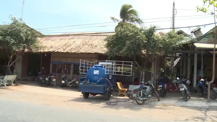Bến Tre: Hạn mặn khốc liệt, giá nước ngọt lên đến 150.000 đồng/m3 - Ảnh 1. Bến Tre: Hạn mặn khốc liệt, giá nước ngọt lên đến 150.000 đồng/m3 - Ảnh 1.