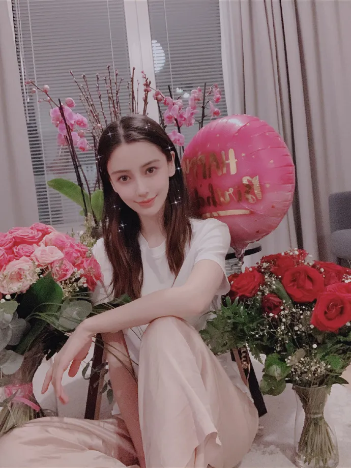 Angelababy rạng rỡ đón sinh nhật tuổi 31, Huỳnh Hiểu Minh vẫn vắng mặt - Ảnh 2. Angelababy rạng rỡ đón sinh nhật tuổi 31, Huỳnh Hiểu Minh vẫn vắng mặt - Ảnh 2.