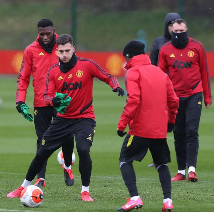 Sir Alex dự khán, dàn sao Man Utd sôi nổi tập luyện - Ảnh 1.
