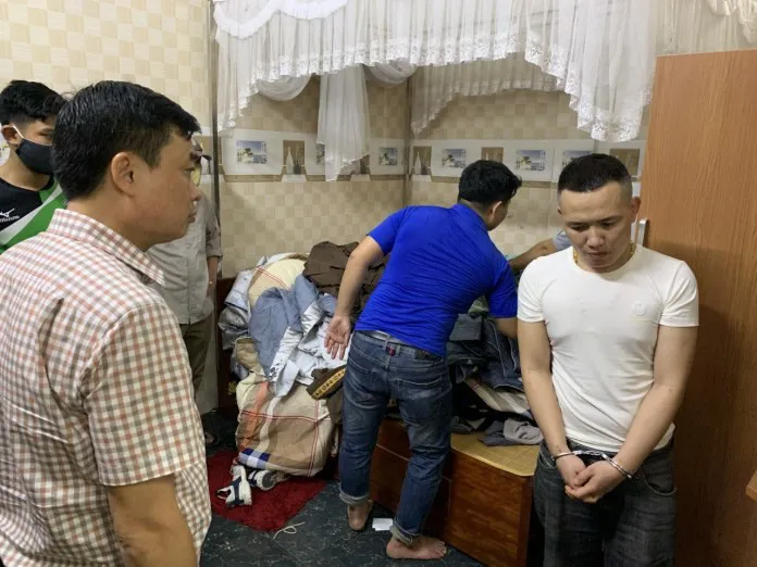 100 cán bộ chiến sĩ phá tụ điểm giao dịch ma túy sau 1 năm theo dõi - Ảnh 1. 100 cán bộ chiến sĩ phá tụ điểm giao dịch ma túy sau 1 năm theo dõi - Ảnh 1.