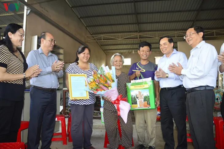Cụ bà xứ dừa cấp nước ngọt miễn phí cho người dân - Ảnh 1. Cụ bà xứ dừa cấp nước ngọt miễn phí cho người dân - Ảnh 1.