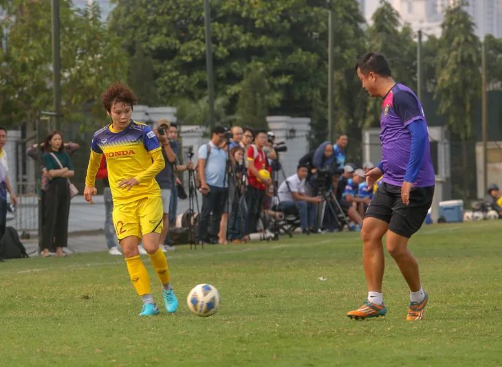ĐT nữ Việt Nam 1-4 Đội cựu cầu thủ thế hệ SEA Games 2003: Cữ dượt cuối cùng - Ảnh 2. ĐT nữ Việt Nam 1-4 Đội cựu cầu thủ thế hệ SEA Games 2003: Cữ dượt cuối cùng - Ảnh 2.
