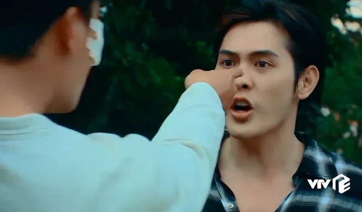 Nước mắt loài cỏ dại - Tập 22: Mẹ con Việt tìm cách đuổi Khang ra khỏi nhà - Ảnh 4. Nước mắt loài cỏ dại - Tập 22: Mẹ con Việt tìm cách đuổi Khang ra khỏi nhà - Ảnh 4.