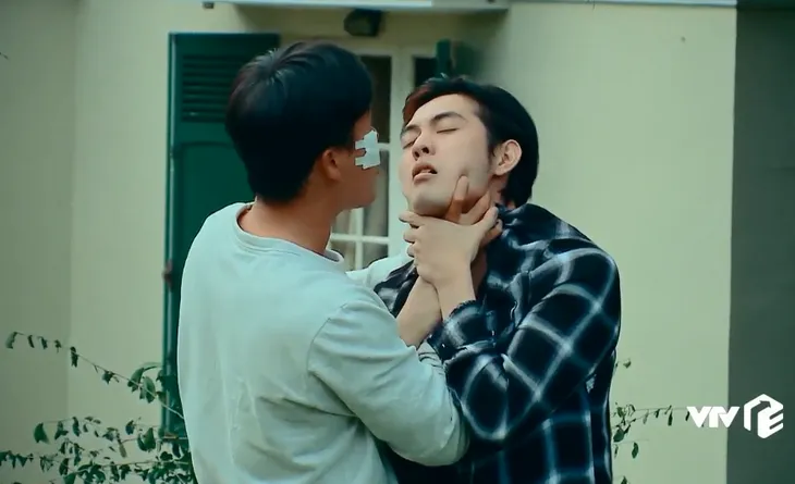 Nước mắt loài cỏ dại - Tập 22: Mẹ con Việt tìm cách đuổi Khang ra khỏi nhà - Ảnh 5. Nước mắt loài cỏ dại - Tập 22: Mẹ con Việt tìm cách đuổi Khang ra khỏi nhà - Ảnh 5.