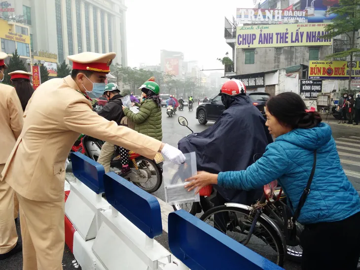 Công an Hà Nội chung tay phòng, chống dịch viêm phổi cấp do virus Corona - Ảnh 1. Công an Hà Nội chung tay phòng, chống dịch viêm phổi cấp do virus Corona - Ảnh 1.