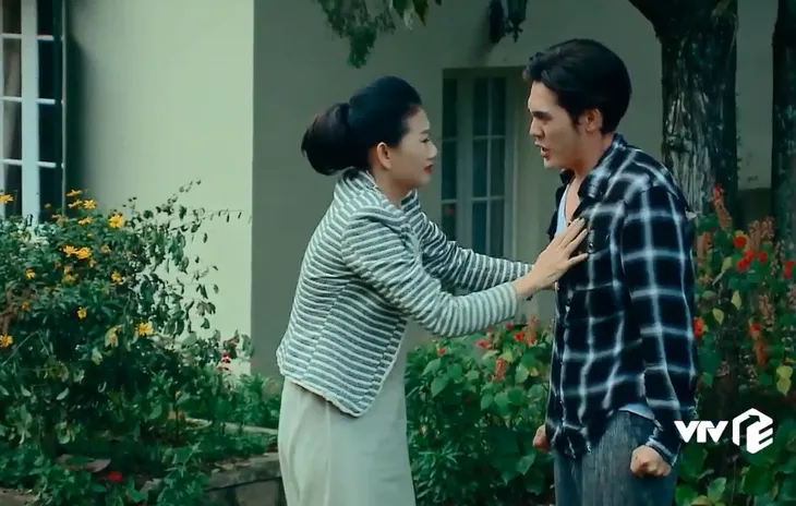 Nước mắt loài cỏ dại - Tập 22: Mẹ con Việt tìm cách đuổi Khang ra khỏi nhà - Ảnh 9. Nước mắt loài cỏ dại - Tập 22: Mẹ con Việt tìm cách đuổi Khang ra khỏi nhà - Ảnh 9.