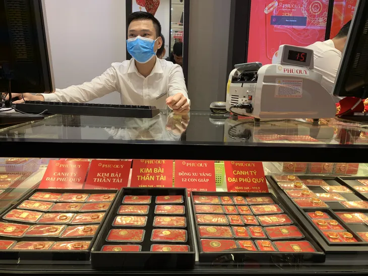 Khẩu trang kín mít mua vàng ngày Thần Tài - Ảnh 2.