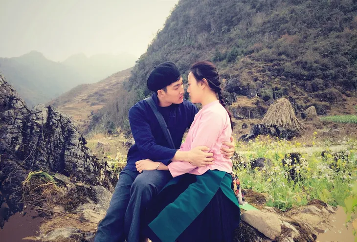 Phương Oanh toát mồ hôi, cứng đơ khi bị Đình Tú hôn - Ảnh 1. Phương Oanh toát mồ hôi, cứng đơ khi bị Đình Tú hôn - Ảnh 1.