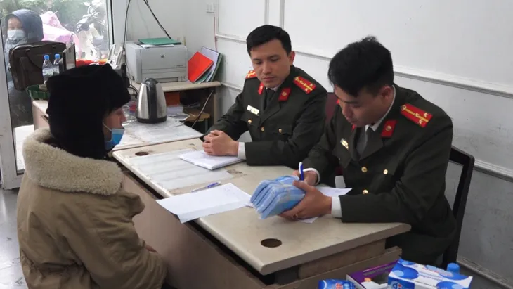 Hà Nội: Công an thu giữ lô khẩu trang y tế có biểu hiện tích trữ để bán ra nước ngoài - Ảnh 1. Hà Nội: Công an thu giữ lô khẩu trang y tế có biểu hiện tích trữ để bán ra nước ngoài - Ảnh 1.