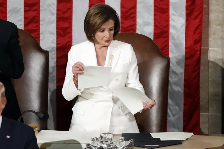 Chủ tịch Hạ viện Mỹ bất ngờ xé bài phát biểu của Tổng thống Trump - Ảnh 2. Chủ tịch Hạ viện Mỹ bất ngờ xé bài phát biểu của Tổng thống Trump - Ảnh 2.