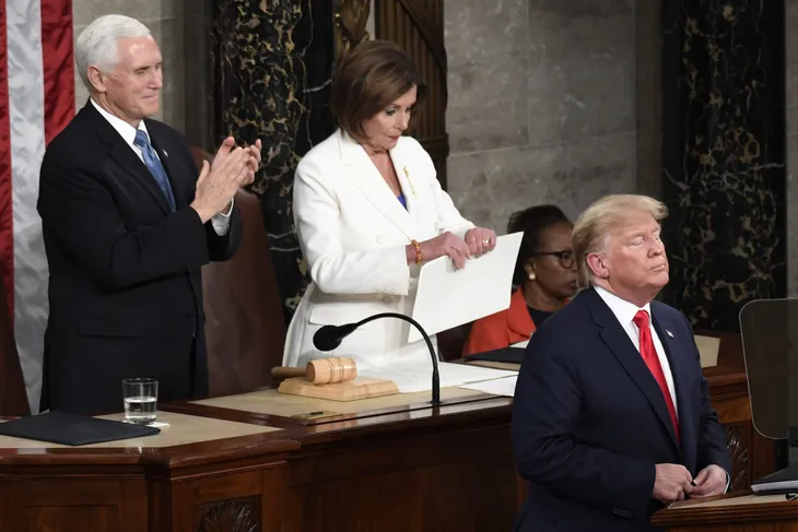 Chủ tịch Hạ viện Mỹ bất ngờ xé bài phát biểu của Tổng thống Trump - Ảnh 3. Chủ tịch Hạ viện Mỹ bất ngờ xé bài phát biểu của Tổng thống Trump - Ảnh 3.