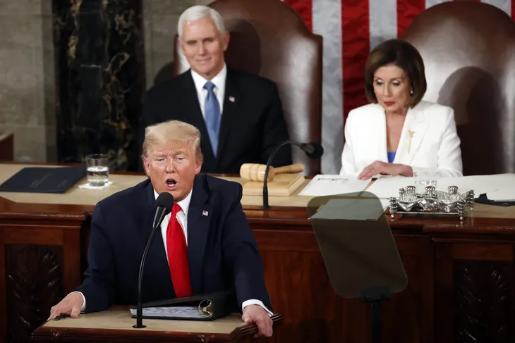 Chủ tịch Hạ viện Mỹ bất ngờ xé bài phát biểu của Tổng thống Trump - Ảnh 1. Chủ tịch Hạ viện Mỹ bất ngờ xé bài phát biểu của Tổng thống Trump - Ảnh 1.