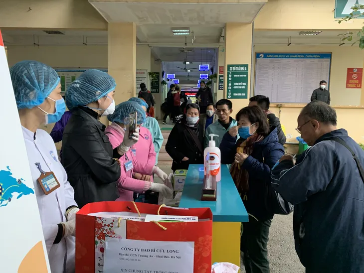 Bộ Y tế: Virus Corona không lơ lửng trong không khí mà bám vào bề mặt - Ảnh 2. Bộ Y tế: Virus Corona không lơ lửng trong không khí mà bám vào bề mặt - Ảnh 2.
