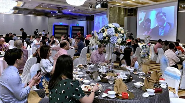 Cô dâu chú rể làm đám cưới... livestream giữa đại dịch virus Corona - Ảnh 2. Cô dâu chú rể làm đám cưới... livestream giữa đại dịch virus Corona - Ảnh 2.
