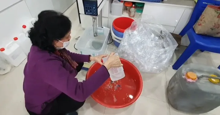 Hà Nội: Phát hiện cơ sở sản xuất nước rửa tay khô bằng “công nghệ xô chậu - Ảnh 1. Hà Nội: Phát hiện cơ sở sản xuất nước rửa tay khô bằng “công nghệ xô chậu - Ảnh 1.
