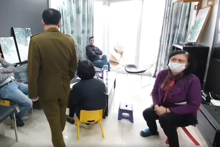 Hà Nội: Phát hiện cơ sở sản xuất nước rửa tay khô bằng “công nghệ xô chậu - Ảnh 2. Hà Nội: Phát hiện cơ sở sản xuất nước rửa tay khô bằng “công nghệ xô chậu - Ảnh 2.