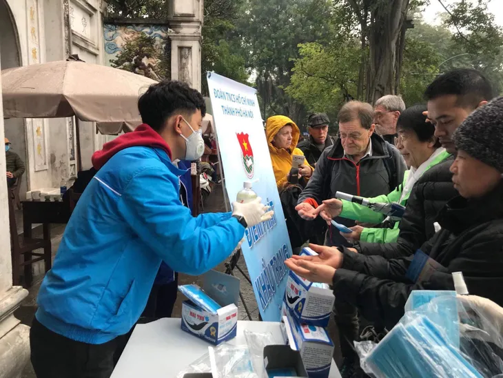 Tuổi trẻ Thủ đô ra quân phát khẩu trang, nước rửa tay khô phòng dịch Corona - Ảnh 1. Tuổi trẻ Thủ đô ra quân phát khẩu trang, nước rửa tay khô phòng dịch Corona - Ảnh 1.