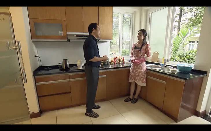 Đừng bắt em phải quên - Tập 1: Ngân (Quách Thu Phương) thấy gợn khi chồng thân thiết với bạn thân - Ảnh 2. Đừng bắt em phải quên - Tập 1: Ngân (Quách Thu Phương) thấy gợn khi chồng thân thiết với bạn thân - Ảnh 2.