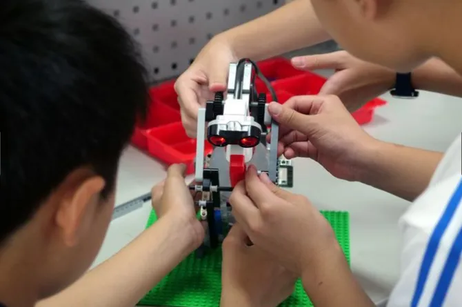 Robot xịt nước khử trùng tay làm từ lego ở Đài Loan - Ảnh 2. Robot xịt nước khử trùng tay làm từ lego ở Đài Loan - Ảnh 2.